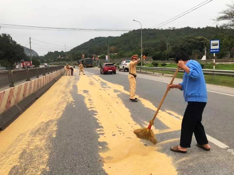 Cảnh sát giao thông và người dân giúp tài xế gom 4 tấn đỗ tương rớt xuống đường - Ảnh 3. Cảnh sát giao thông và người dân giúp tài xế gom 4 tấn đỗ tương rớt xuống đường - Ảnh 3.