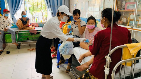 Nghệ sĩ, người nổi tiếng Việt Nam quyên góp tiền chống COVID-19 - Ảnh 3. Nghệ sĩ, người nổi tiếng Việt Nam quyên góp tiền chống COVID-19 - Ảnh 3.