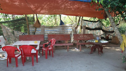 Nghi án 5 tờ vé số trúng độc đắc không cánh mà bay - Ảnh 2. Nghi án 5 tờ vé số trúng độc đắc không cánh mà bay - Ảnh 2.