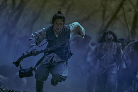 Phim Kingdom lý giải dịch zombie có nguồn gốc từ đói khát quyền lực - Ảnh 5. Phim Kingdom lý giải dịch zombie có nguồn gốc từ đói khát quyền lực - Ảnh 5.