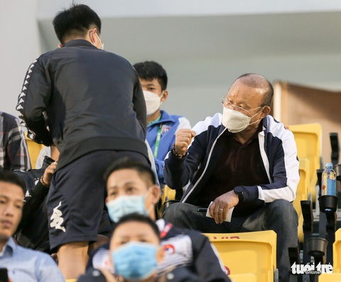 Đình Trọng, Thành Chung chào HLV Park Hang Seo theo phong cách thời COVID-19 - Ảnh 3. Đình Trọng, Thành Chung chào HLV Park Hang Seo theo phong cách thời COVID-19 - Ảnh 3.