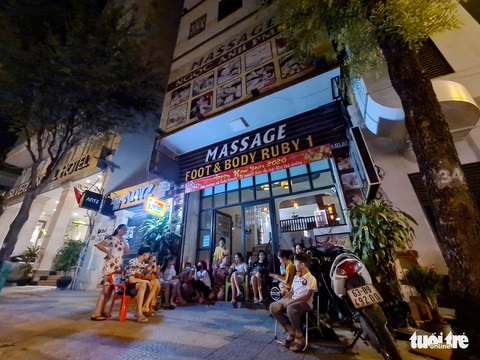 Phố bar, massage Nhật Bản ở quận 1 vắng như… tết - Ảnh 9. Phố bar, massage Nhật Bản ở quận 1 vắng như… tết - Ảnh 9.