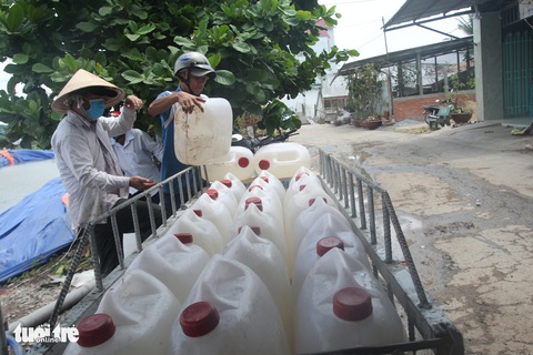 Phát phiếu chia nước ngọt cho bà con nhà vườn cứu sầu riêng - Ảnh 6. Phát phiếu chia nước ngọt cho bà con nhà vườn cứu sầu riêng - Ảnh 6.