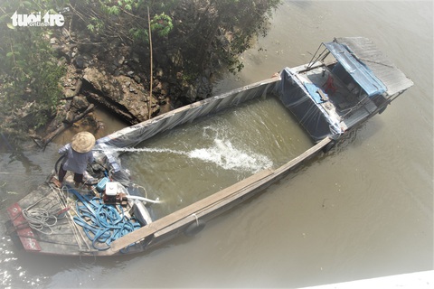 Phát phiếu chia nước ngọt cho bà con nhà vườn cứu sầu riêng - Ảnh 7. Phát phiếu chia nước ngọt cho bà con nhà vườn cứu sầu riêng - Ảnh 7.