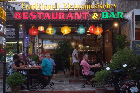 Biển Mũi Né vẫn rợp bóng diều lướt ván giữa mùa dịch COVID-19 - Ảnh 10. Biển Mũi Né vẫn rợp bóng diều lướt ván giữa mùa dịch COVID-19 - Ảnh 10.