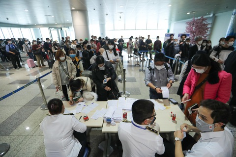 Lên phương án đón làn sóng người Việt trở về từ vùng dịch COVID-19 - Ảnh 2. Lên phương án đón làn sóng người Việt trở về từ vùng dịch COVID-19 - Ảnh 2.