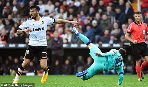 Ezequiel Garay là cầu thủ đầu tiên ở La Liga dương tính với COVID-19 - Ảnh 1. Ezequiel Garay là cầu thủ đầu tiên ở La Liga dương tính với COVID-19 - Ảnh 1.