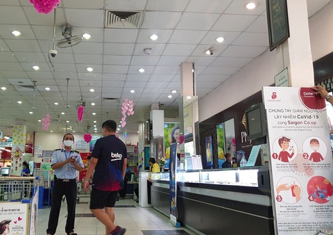 Siêu thị sẽ từ chối khách hàng không đeo khẩu trang, thân nhiệt cao - Ảnh 1. Siêu thị sẽ từ chối khách hàng không đeo khẩu trang, thân nhiệt cao - Ảnh 1.