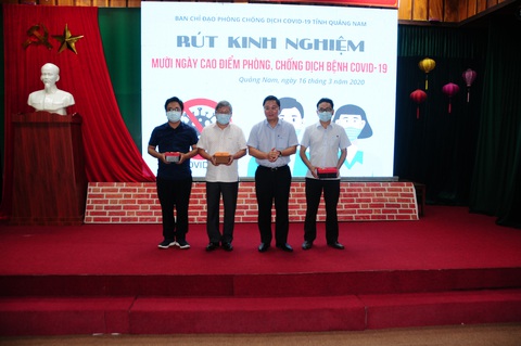 Yêu cầu phạt mức cao nhất với người tung tin giả về COVID-19 - Ảnh 1. Yêu cầu phạt mức cao nhất với người tung tin giả về COVID-19 - Ảnh 1.