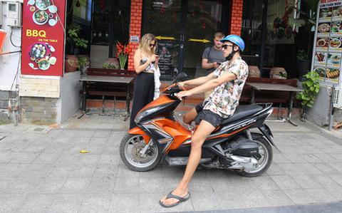 Quy định mang khẩu trang tại các điểm công cộng: Người Việt lo, người nước ngoài thờ ơ - Ảnh 3. Quy định mang khẩu trang tại các điểm công cộng: Người Việt lo, người nước ngoài thờ ơ - Ảnh 3.