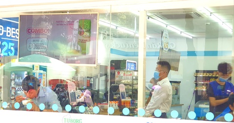 Siêu thị sẽ từ chối khách hàng không đeo khẩu trang, thân nhiệt cao - Ảnh 5. Siêu thị sẽ từ chối khách hàng không đeo khẩu trang, thân nhiệt cao - Ảnh 5.