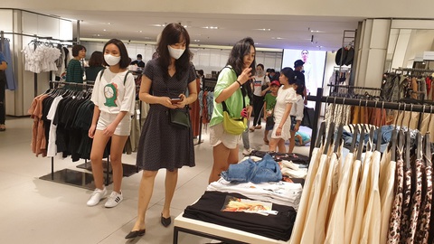 Cổ phiếu công ty may khẩu trang thắng lớn trong khi VN-Index giảm điểm - Ảnh 1. Cổ phiếu công ty may khẩu trang thắng lớn trong khi VN-Index giảm điểm - Ảnh 1.