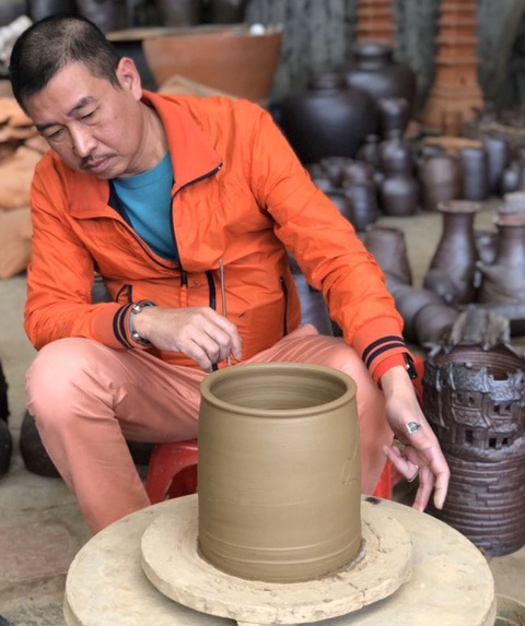 Họa sĩ Lê Thiết Cương: Tôi yêu gốm và kinh Phật - Ảnh 1. Họa sĩ Lê Thiết Cương: Tôi yêu gốm và kinh Phật - Ảnh 1.