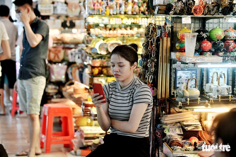Ngày đầu áp dụng việc đeo khẩu trang nơi công cộng: Người đeo người không - Ảnh 4. Ngày đầu áp dụng việc đeo khẩu trang nơi công cộng: Người đeo người không - Ảnh 4.