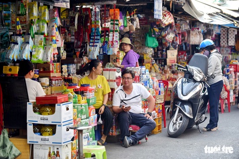Ngày đầu áp dụng việc đeo khẩu trang nơi công cộng: Người đeo người không - Ảnh 5. Ngày đầu áp dụng việc đeo khẩu trang nơi công cộng: Người đeo người không - Ảnh 5.
