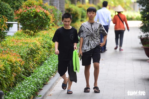 Ngày đầu áp dụng việc đeo khẩu trang nơi công cộng: Người đeo người không - Ảnh 6. Ngày đầu áp dụng việc đeo khẩu trang nơi công cộng: Người đeo người không - Ảnh 6.