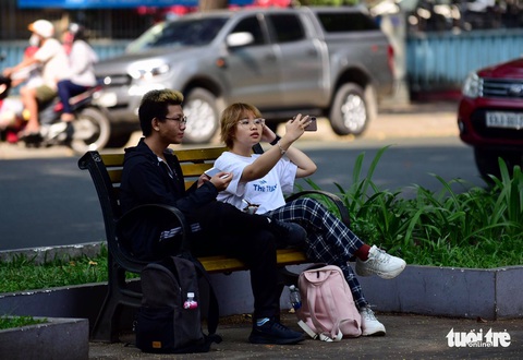 Ngày đầu áp dụng việc đeo khẩu trang nơi công cộng: Người đeo người không - Ảnh 7. Ngày đầu áp dụng việc đeo khẩu trang nơi công cộng: Người đeo người không - Ảnh 7.