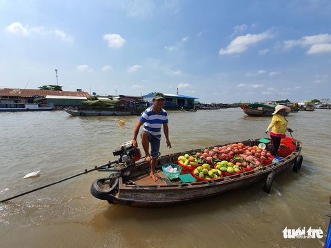 Ngày đầu áp dụng việc đeo khẩu trang nơi công cộng: Người đeo người không - Ảnh 8. Ngày đầu áp dụng việc đeo khẩu trang nơi công cộng: Người đeo người không - Ảnh 8.