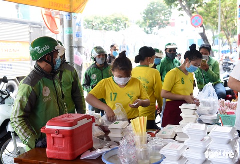 Mùa này, giao hàng ăn uống chạy tất bật - Ảnh 3. Mùa này, giao hàng ăn uống chạy tất bật - Ảnh 3.