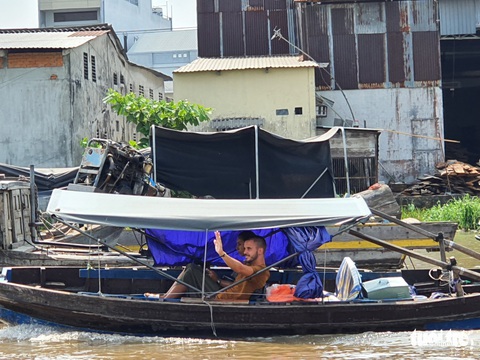 Ngày đầu áp dụng việc đeo khẩu trang nơi công cộng: Người đeo người không - Ảnh 9. Ngày đầu áp dụng việc đeo khẩu trang nơi công cộng: Người đeo người không - Ảnh 9.