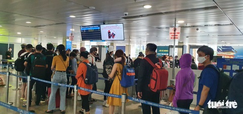 Không đeo khẩu trang, nhiều hành khách bị từ chối làm thủ tục bay - Ảnh 2. Không đeo khẩu trang, nhiều hành khách bị từ chối làm thủ tục bay - Ảnh 2.