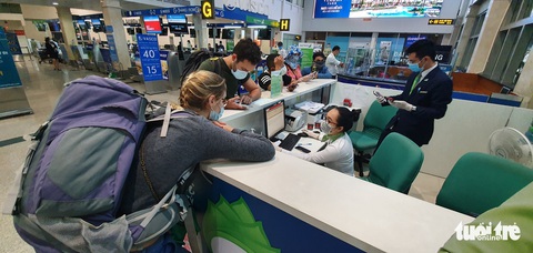 Không đeo khẩu trang, nhiều hành khách bị từ chối làm thủ tục bay - Ảnh 4. Không đeo khẩu trang, nhiều hành khách bị từ chối làm thủ tục bay - Ảnh 4.