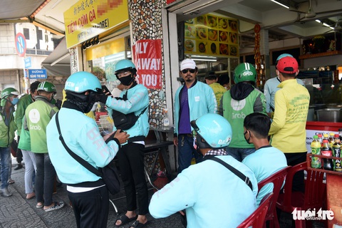 Mùa này, giao hàng ăn uống chạy tất bật - Ảnh 1. Mùa này, giao hàng ăn uống chạy tất bật - Ảnh 1.