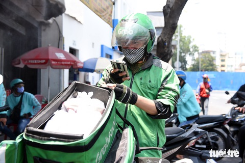 Mùa này, giao hàng ăn uống chạy tất bật - Ảnh 5. Mùa này, giao hàng ăn uống chạy tất bật - Ảnh 5.