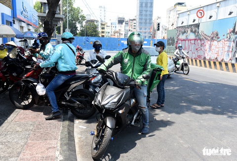 Mùa này, giao hàng ăn uống chạy tất bật - Ảnh 6. Mùa này, giao hàng ăn uống chạy tất bật - Ảnh 6.