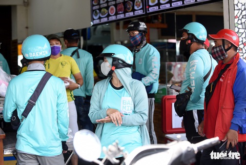 Mùa này, giao hàng ăn uống chạy tất bật - Ảnh 8. Mùa này, giao hàng ăn uống chạy tất bật - Ảnh 8.