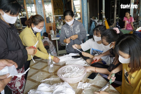 Phụ nữ vùng biên may hàng ngàn khẩu trang vải phát miễn phí cho dân - Ảnh 1. Phụ nữ vùng biên may hàng ngàn khẩu trang vải phát miễn phí cho dân - Ảnh 1.