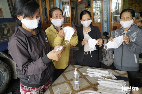 Phụ nữ vùng biên may hàng ngàn khẩu trang vải phát miễn phí cho dân - Ảnh 2. Phụ nữ vùng biên may hàng ngàn khẩu trang vải phát miễn phí cho dân - Ảnh 2.