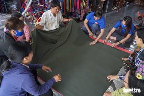 Phụ nữ vùng biên may hàng ngàn khẩu trang vải phát miễn phí cho dân - Ảnh 3. Phụ nữ vùng biên may hàng ngàn khẩu trang vải phát miễn phí cho dân - Ảnh 3.