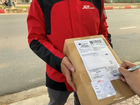 J&T Express gắn Thẻ Bưu kiện an tâm trên từng bưu phẩm - Ảnh 2. J&T Express gắn Thẻ Bưu kiện an tâm trên từng bưu phẩm - Ảnh 2.