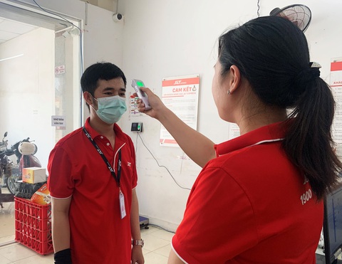 J&T Express gắn Thẻ Bưu kiện an tâm trên từng bưu phẩm - Ảnh 3. J&T Express gắn Thẻ Bưu kiện an tâm trên từng bưu phẩm - Ảnh 3.