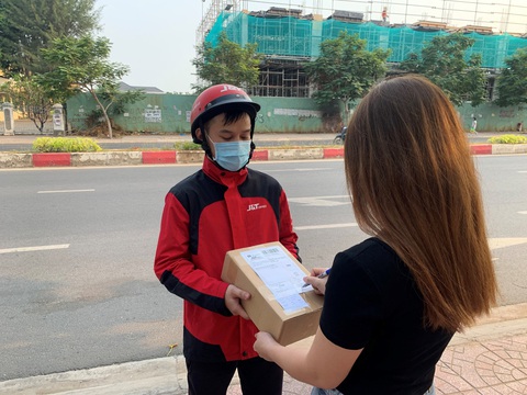 J&T Express gắn Thẻ Bưu kiện an tâm trên từng bưu phẩm - Ảnh 4. J&T Express gắn Thẻ Bưu kiện an tâm trên từng bưu phẩm - Ảnh 4.