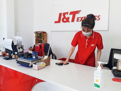 J&T Express gắn Thẻ Bưu kiện an tâm trên từng bưu phẩm - Ảnh 5. J&T Express gắn Thẻ Bưu kiện an tâm trên từng bưu phẩm - Ảnh 5.