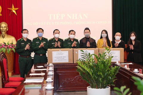 Tùng Dương, Tóc Tiên trao hơn 1 tỉ cho bộ đội chống COVID-19 - Ảnh 2. Tùng Dương, Tóc Tiên trao hơn 1 tỉ cho bộ đội chống COVID-19 - Ảnh 2.