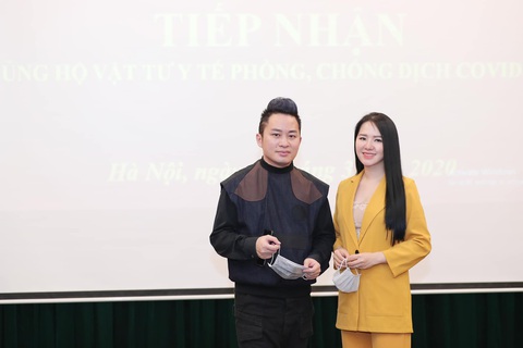 Tùng Dương, Tóc Tiên trao hơn 1 tỉ cho bộ đội chống COVID-19 - Ảnh 4. Tùng Dương, Tóc Tiên trao hơn 1 tỉ cho bộ đội chống COVID-19 - Ảnh 4.