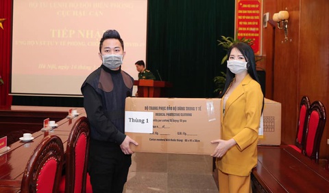 Tùng Dương, Tóc Tiên trao hơn 1 tỉ cho bộ đội chống COVID-19 - Ảnh 1. Tùng Dương, Tóc Tiên trao hơn 1 tỉ cho bộ đội chống COVID-19 - Ảnh 1.