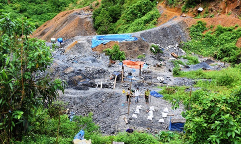 Điều tra vụ giữ 11 phu vàng trái pháp luật tại nhà chủ bãi vàng - Ảnh 1. Điều tra vụ giữ 11 phu vàng trái pháp luật tại nhà chủ bãi vàng - Ảnh 1.