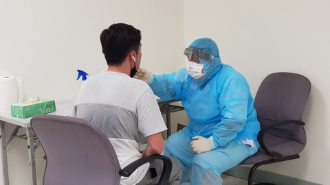 TP.HCM ưu tiên lấy mẫu xét nghiệm COVID-19 hành khách từ Malaysia - Ảnh 1. TP.HCM ưu tiên lấy mẫu xét nghiệm COVID-19 hành khách từ Malaysia - Ảnh 1.