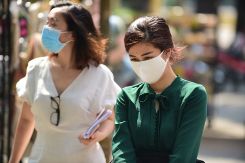 Bất ngờ thời COVID-19: Doanh nghiệp đưa thương hiệu lên... khẩu trang - Ảnh 1. Bất ngờ thời COVID-19: Doanh nghiệp đưa thương hiệu lên... khẩu trang - Ảnh 1.