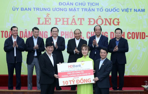 Ngân hàng ủng hộ hàng chục tỉ đồng chung tay chống dịch COVID-19 - Ảnh 1. Ngân hàng ủng hộ hàng chục tỉ đồng chung tay chống dịch COVID-19 - Ảnh 1.