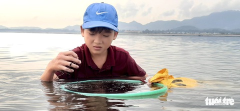 Ngâm mình trên sông vớt rong câu lúc bình minh - Ảnh 4. Ngâm mình trên sông vớt rong câu lúc bình minh - Ảnh 4.