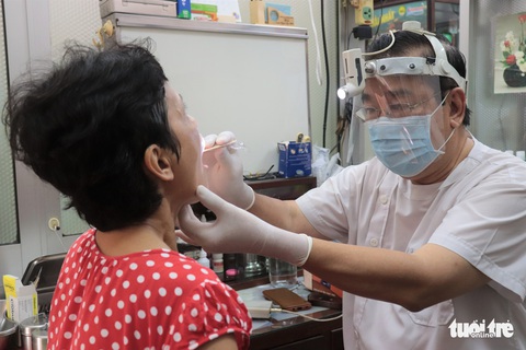 Bác sĩ ở TP.HCM tự chế mũ bảo hộ mùa dịch - Ảnh 2. Bác sĩ ở TP.HCM tự chế mũ bảo hộ mùa dịch - Ảnh 2.