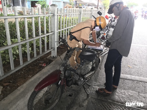 Lái xe quá đát gặp cảnh sát: ‘Xe của chủ, tui làm công tui không biết’ - Ảnh 1. Lái xe quá đát gặp cảnh sát: ‘Xe của chủ, tui làm công tui không biết’ - Ảnh 1.