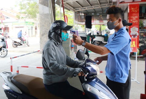 Muốn vào chợ phải mang khẩu trang, đo thân nhiệt phòng dịch COVID-19 - Ảnh 1. Muốn vào chợ phải mang khẩu trang, đo thân nhiệt phòng dịch COVID-19 - Ảnh 1.