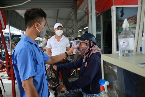 Muốn vào chợ phải mang khẩu trang, đo thân nhiệt phòng dịch COVID-19 - Ảnh 4. Muốn vào chợ phải mang khẩu trang, đo thân nhiệt phòng dịch COVID-19 - Ảnh 4.