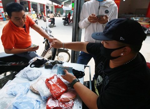 Muốn vào chợ phải mang khẩu trang, đo thân nhiệt phòng dịch COVID-19 - Ảnh 7. Muốn vào chợ phải mang khẩu trang, đo thân nhiệt phòng dịch COVID-19 - Ảnh 7.